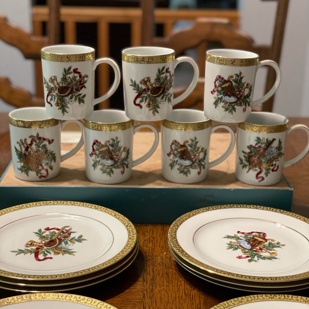 Gold Buffet Christmas dishes-SOLD - Picture 2 of 8